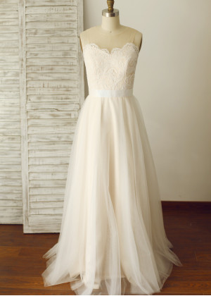 Chic Lace Tulle Pearl Buttons Back Wedding Dress